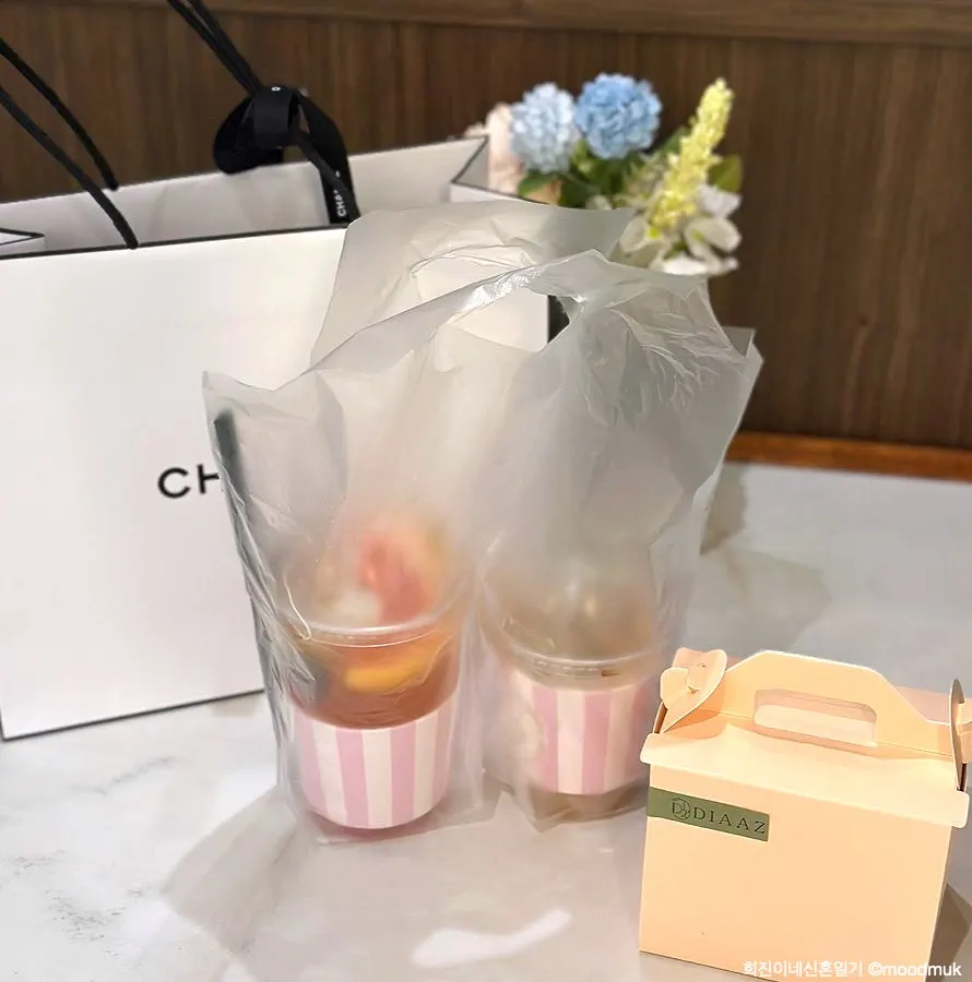테이크아웃한 플랫화이트와 자몽허니블랙티
