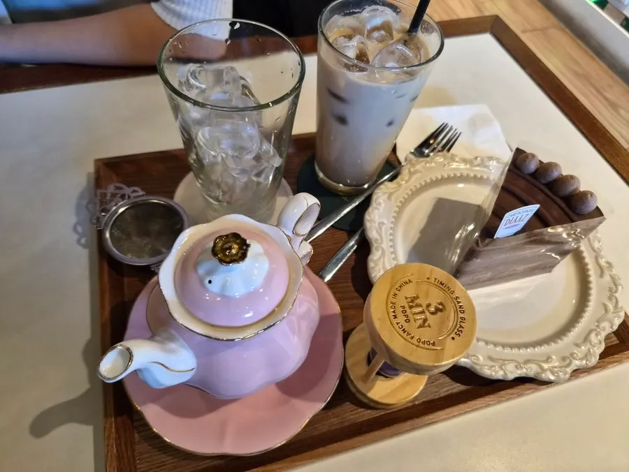 Tray with Kusmi Tea Anastasia in a pink teapot and choco cream cake