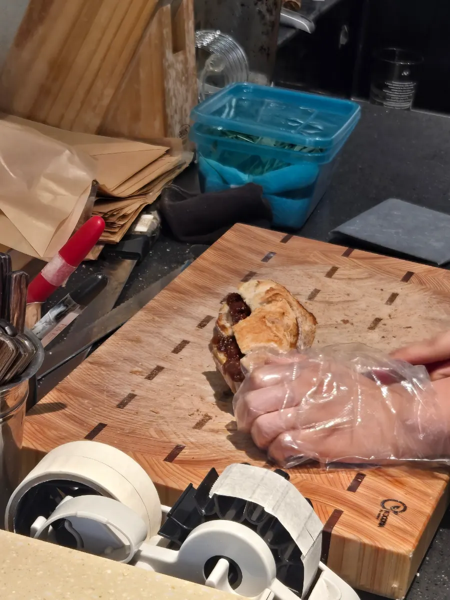커팅해 나온 무화과크림치즈 바게트