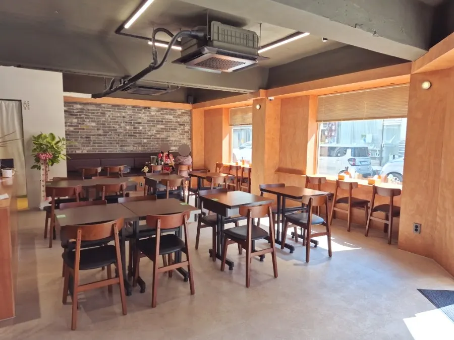 Clean interior view of Dimideun Gunja restaurant