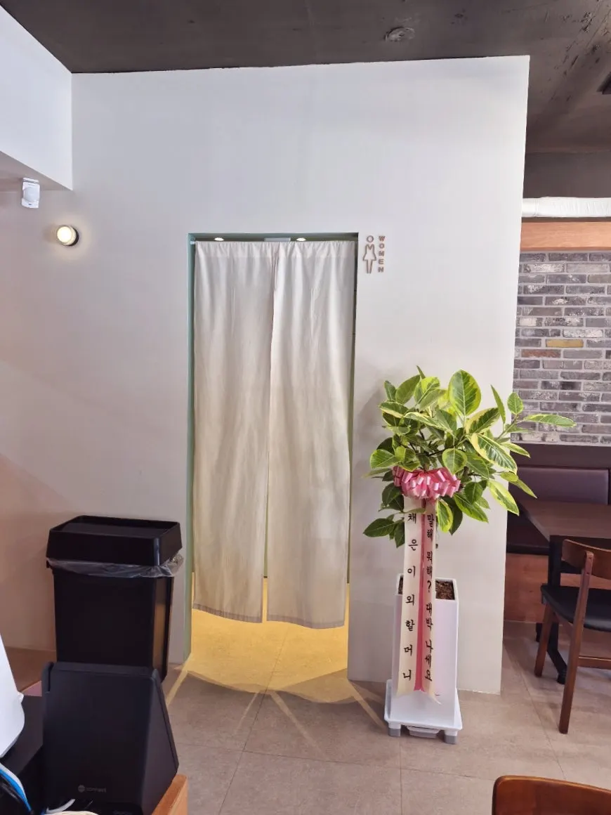 Counter and menu board at Dimideun Gunja