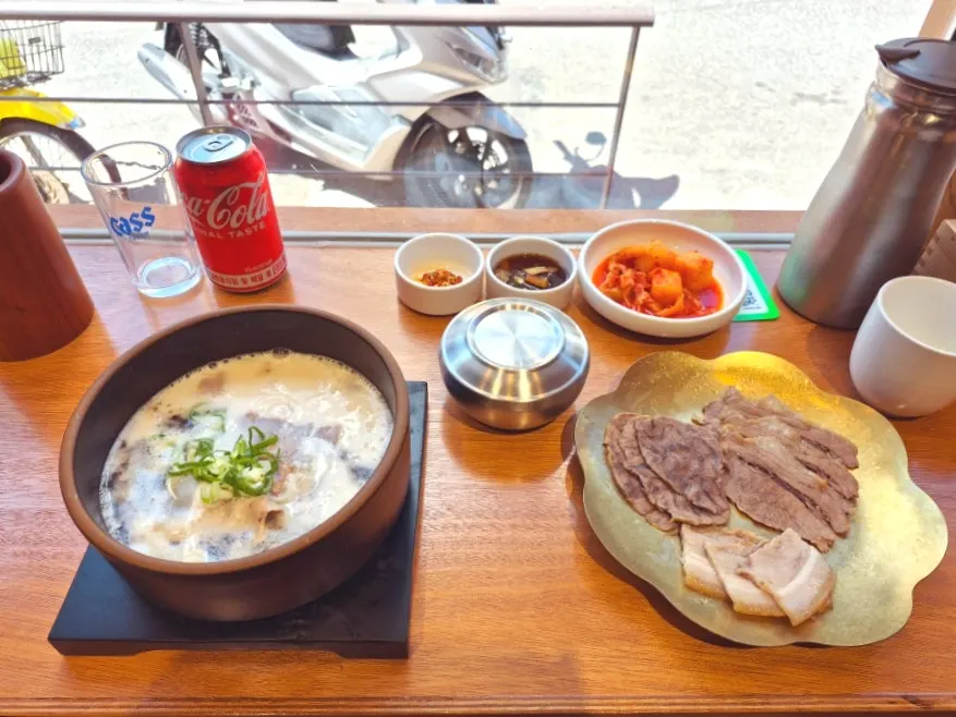 Generously spread table at Dimideun Gunja