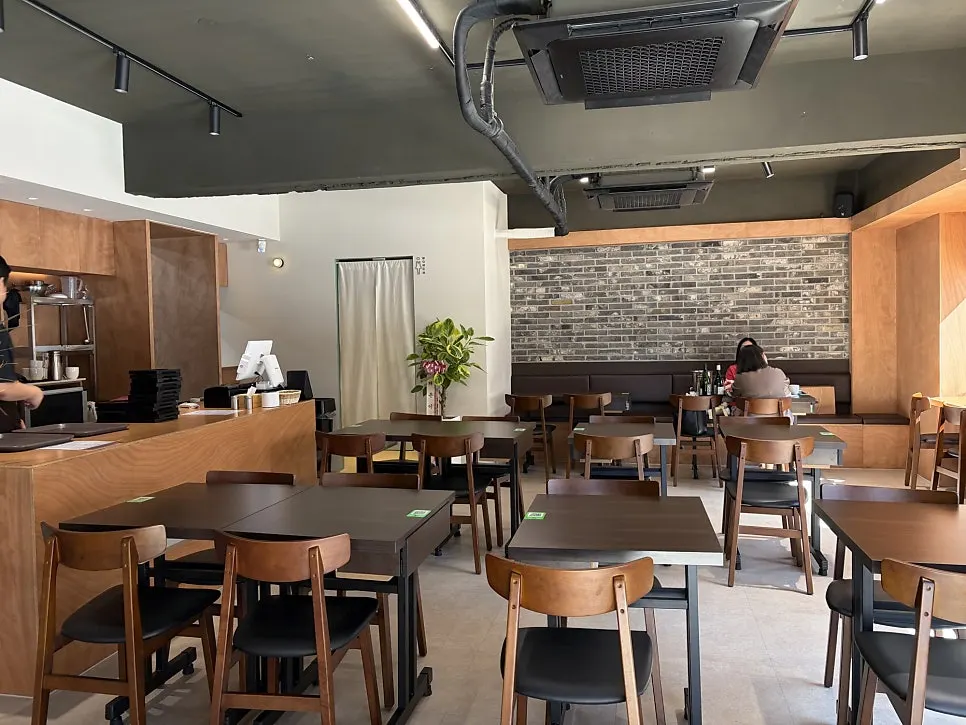 Exterior of Dimideun Gunja, a Korean restaurant near Gunja Station