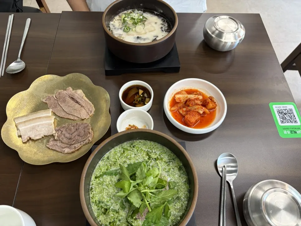Gomtang set with kkakdugi and soy sauce on the table