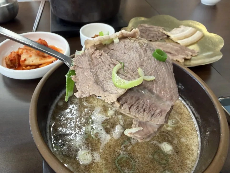 Earthenware bowl of rich Dimideun gomtang with milky broth