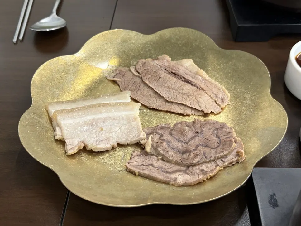 Sample boiled pork plate with brisket and shank