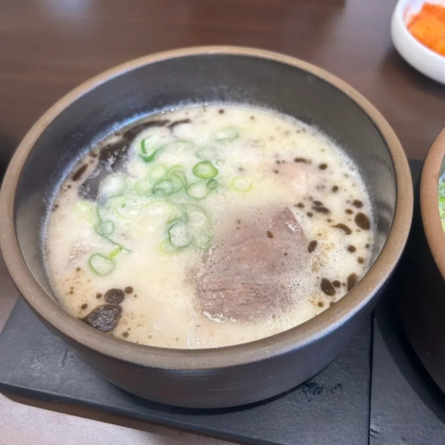 넉넉한 테이블 간격의 디미든 군자 좌석