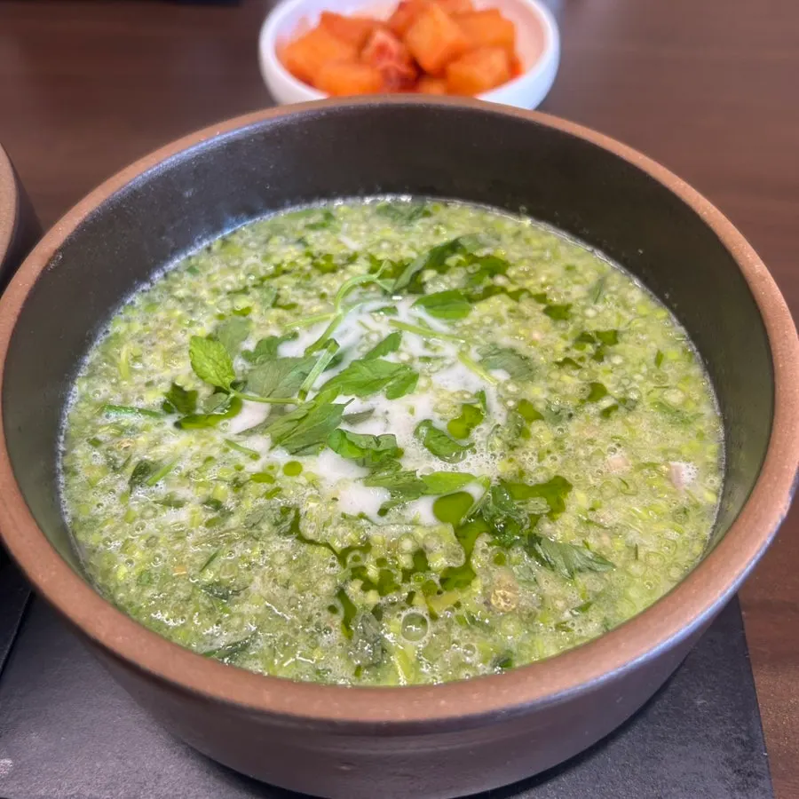 진한 디미든 곰탕 뚝배기 한 그릇