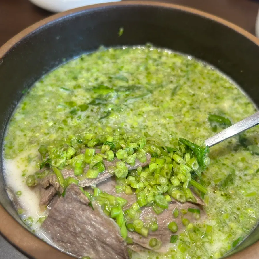 싹 비운 곰탕 뚝배기