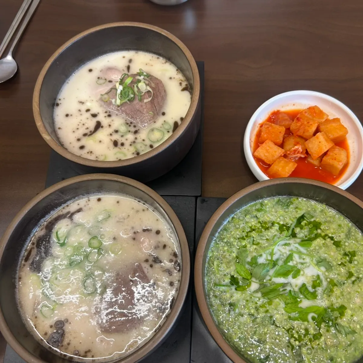 디미든 군자 곰탕 두 그릇 상차림