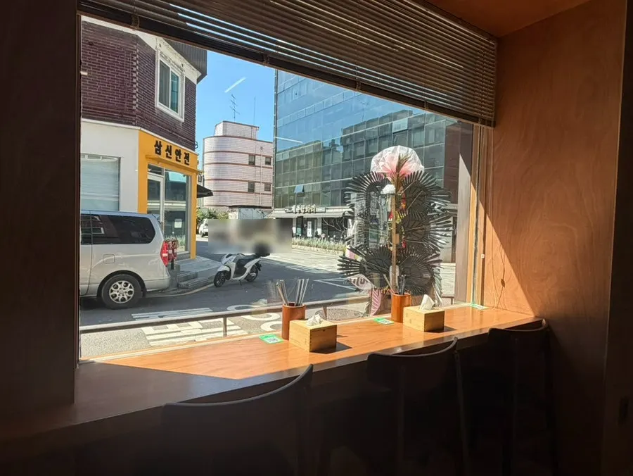 Window table seating at Dimideun Gunja