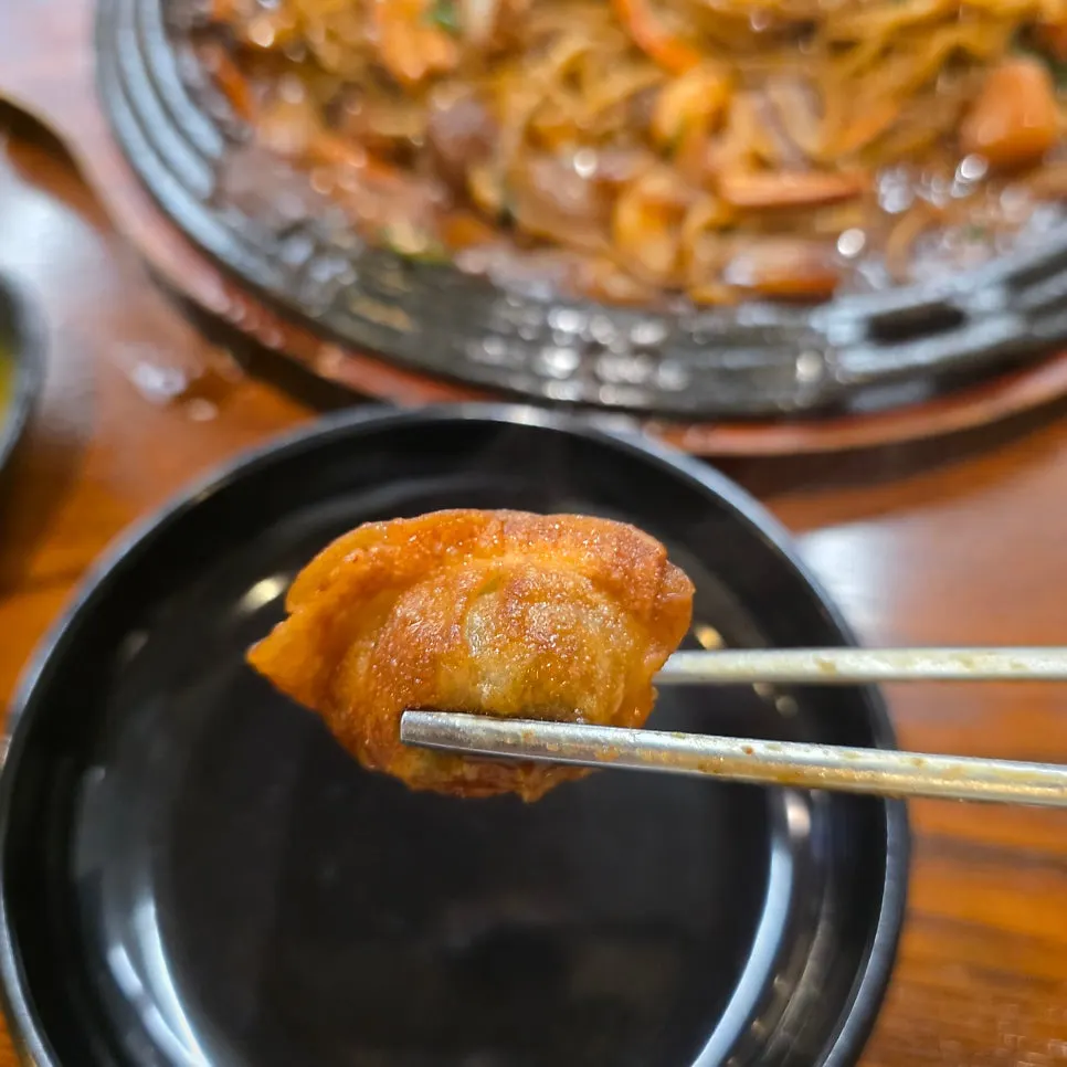 뜨거운 철판 위에서 끓는 철판볶음짜장