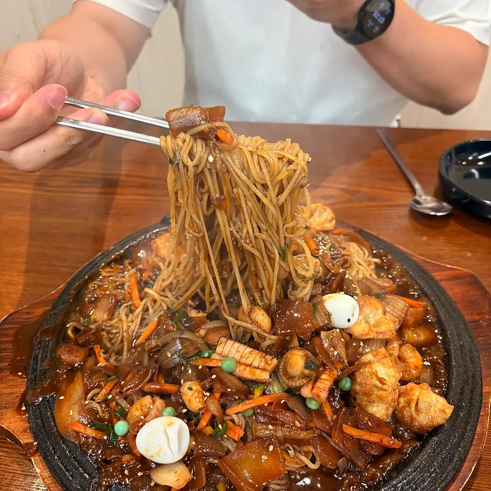 양파와 새우, 메추리알 등 건더기가 보이는 면