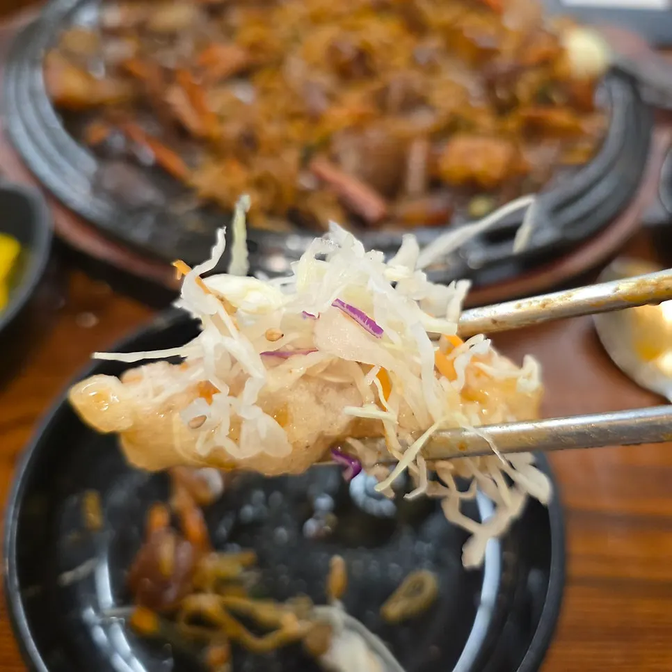 찹쌀옷이 얇게 붙은 탕수육 단면