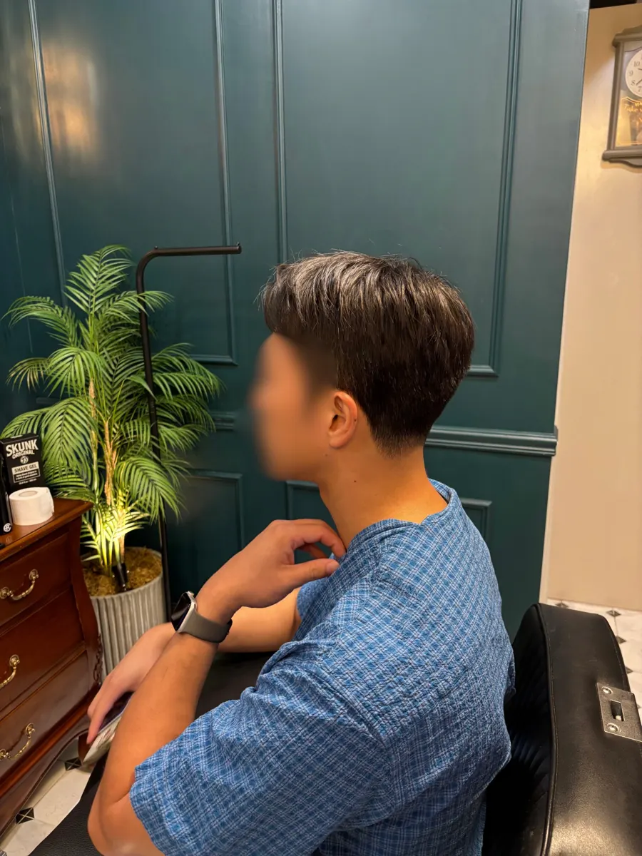 바버가 커트를 진행하는 모습