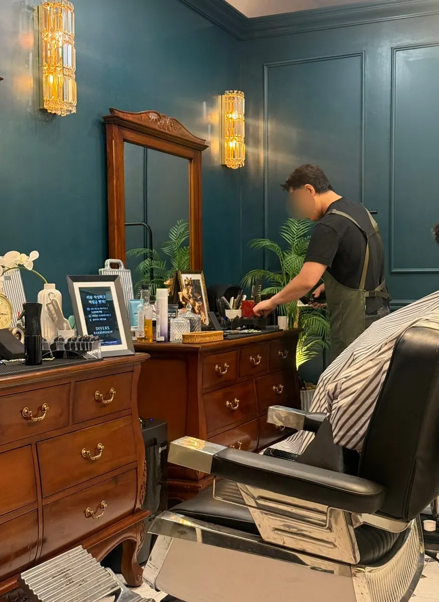 Barber's hands switching tools during the cut
