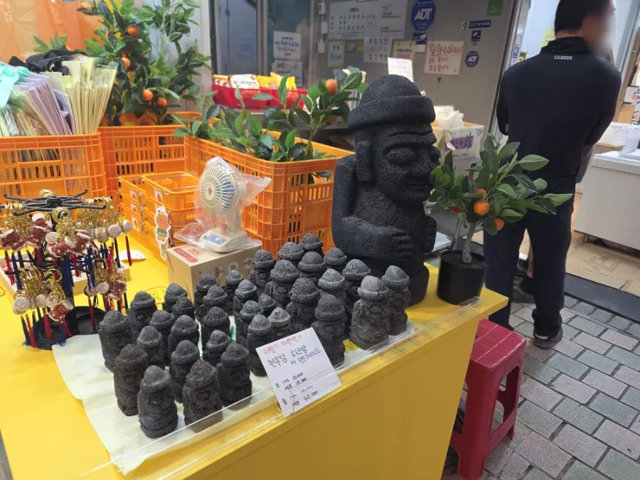딕시스에서 걸어간 제주 동문시장 입구