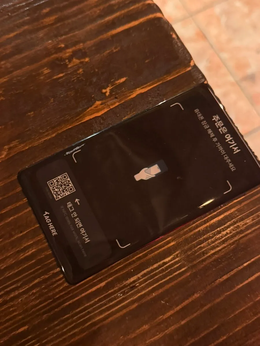 음료와 맥주를 셀프로 꺼내는 냉장 코너