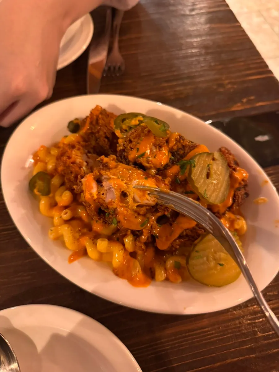 맥앤치즈 위에 올라간 내쉬빌 핫치킨