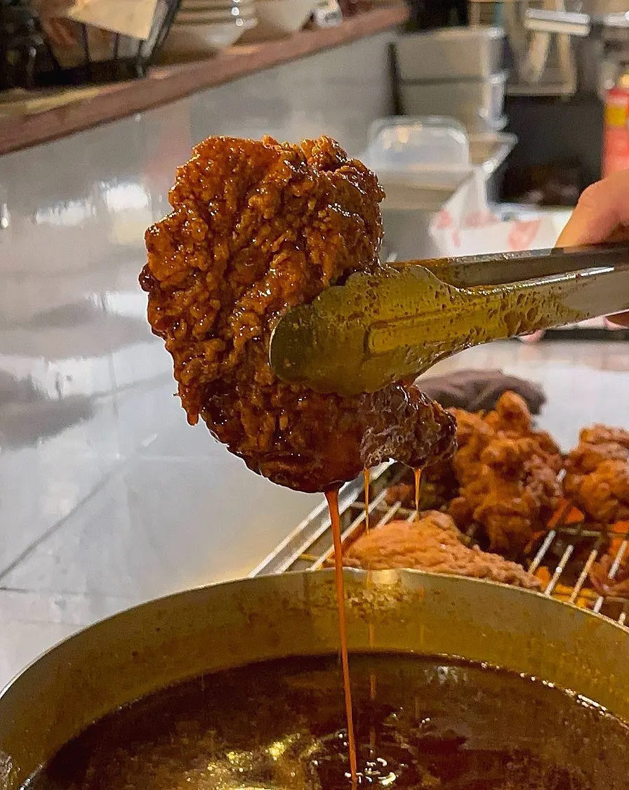 보울 위에 수북이 올라간 수제 토핑