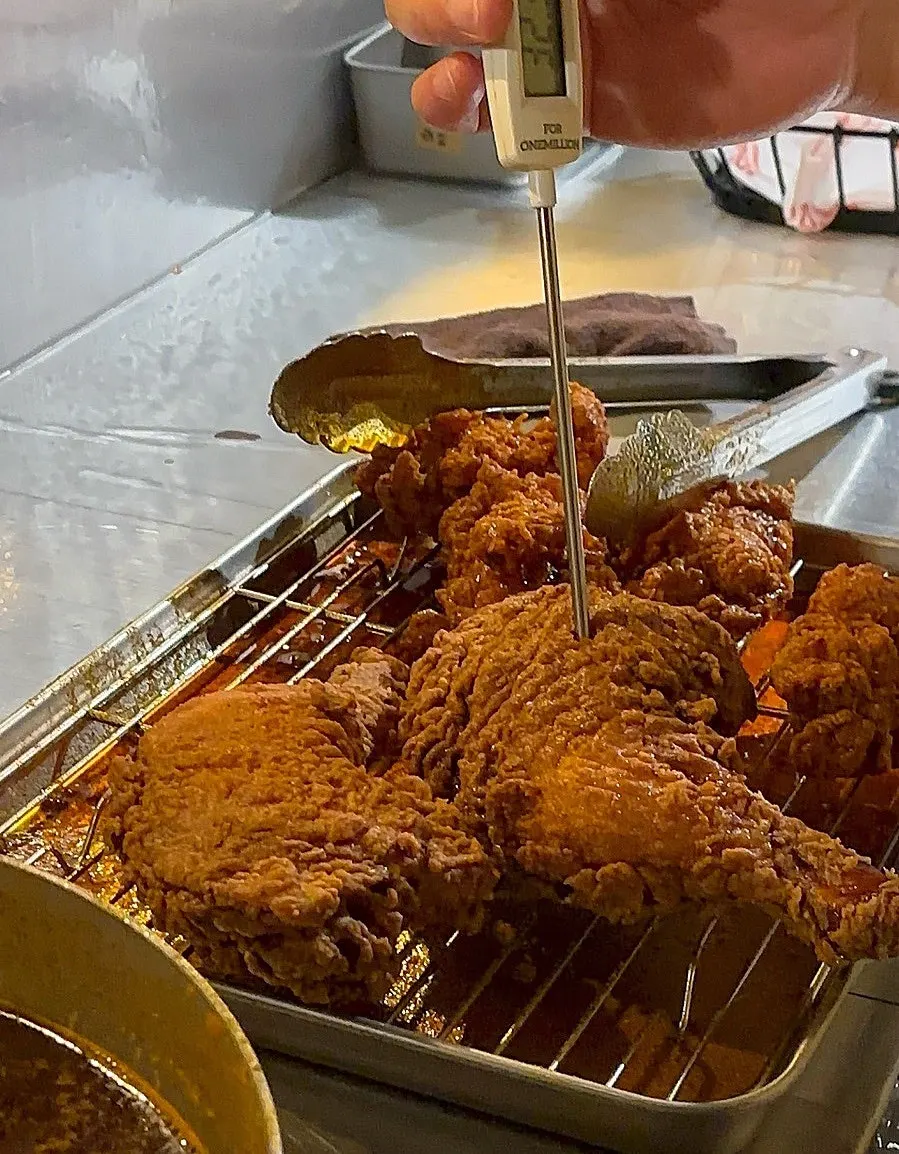 딕시스 오픈 키친의 조리 장면