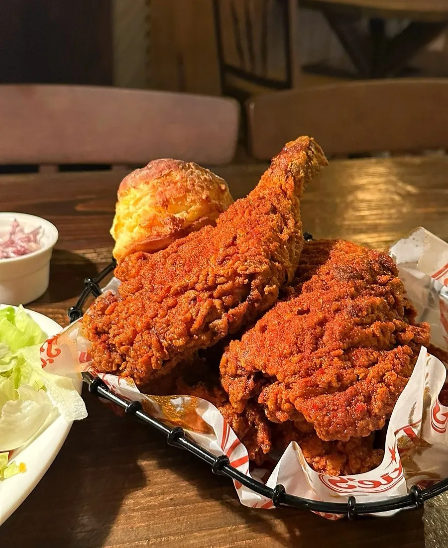 테이블에 차려진 핫치킨 바스켓과 보울