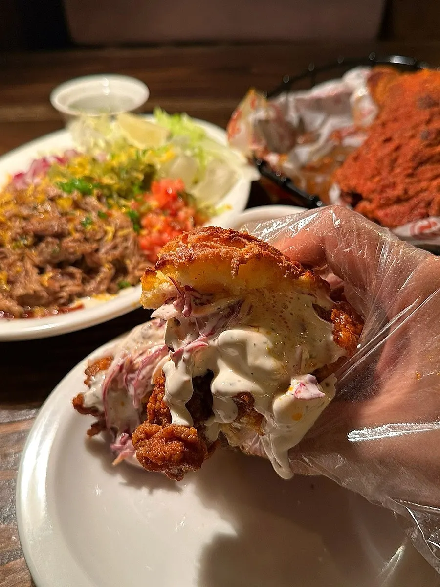핫치킨과 함께 나온 서던 비스킷과 코울슬로