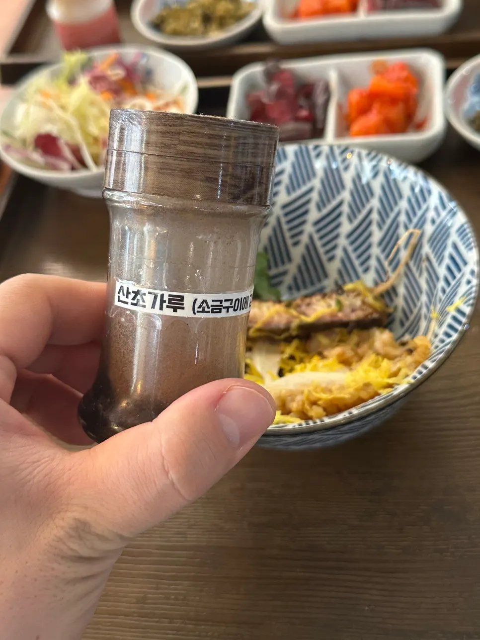 산초가루를 곁들인 장어덮밥