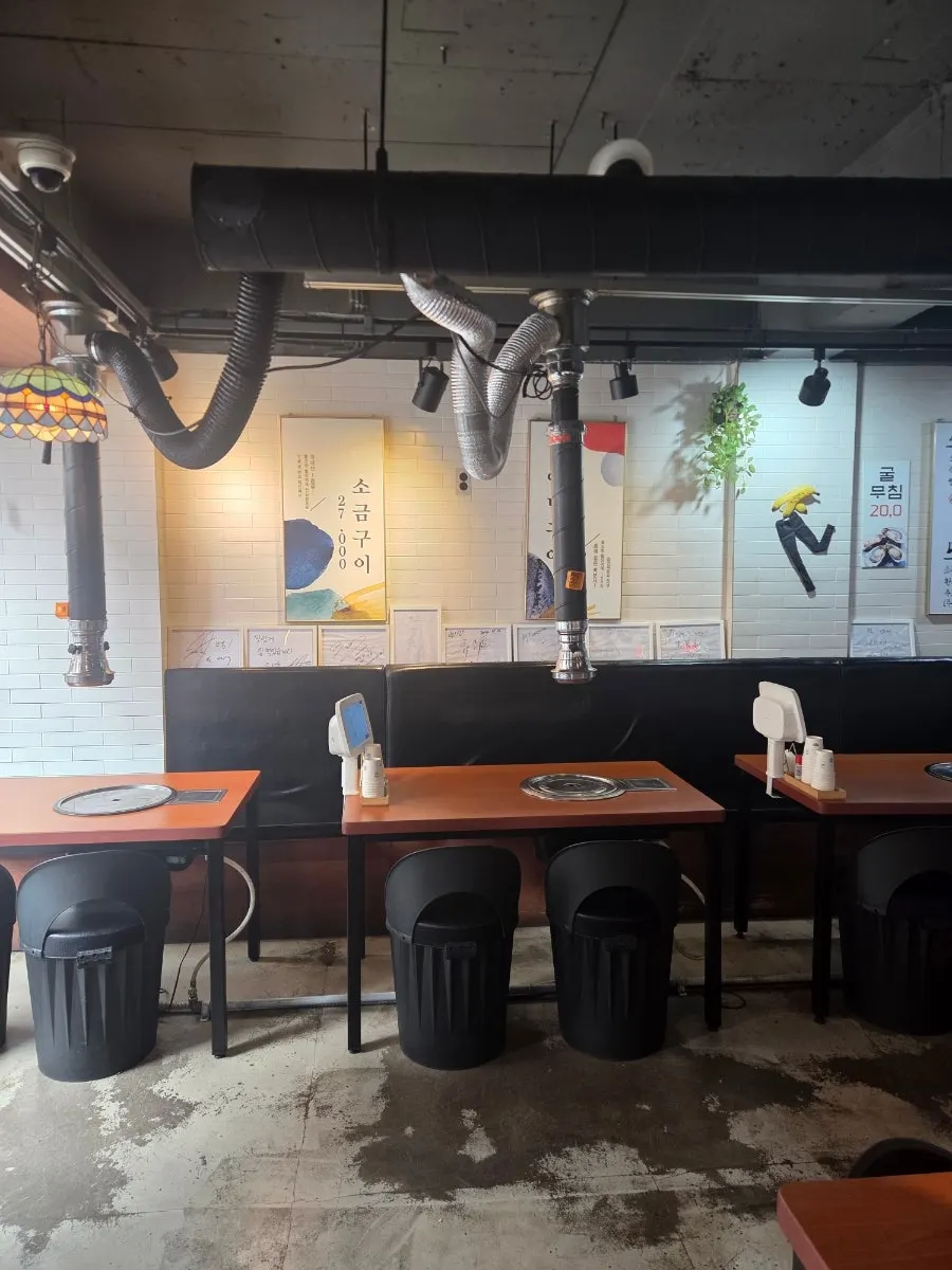 Seating and table setting at Ryeok Minmul Jangeogui Jeonmunjeom