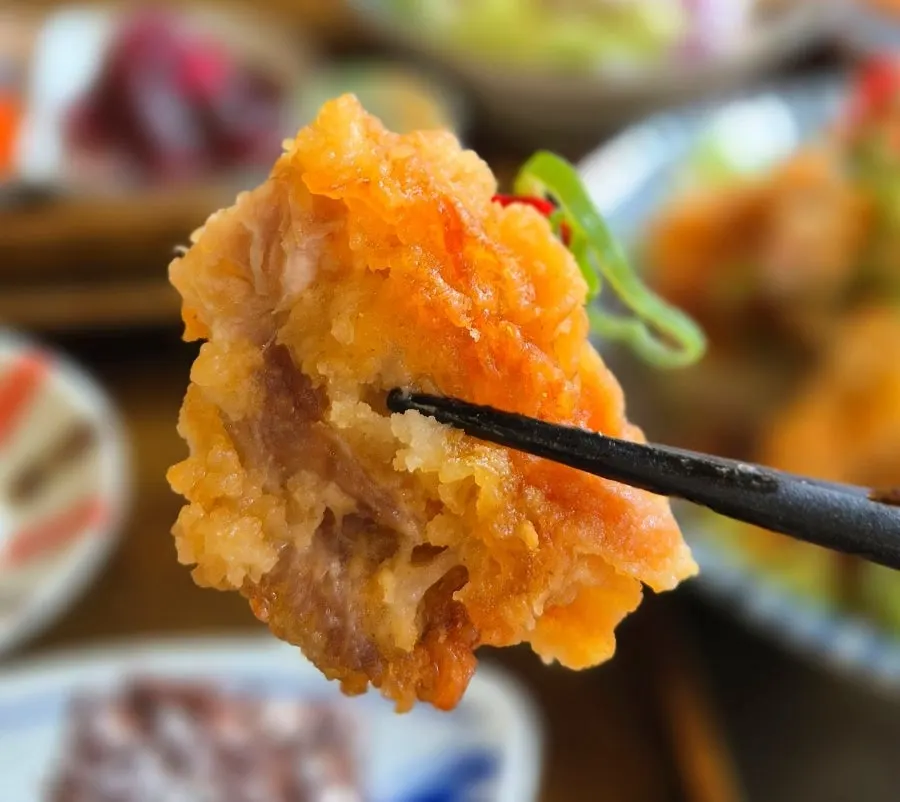 Side dish yurinke topped with cabbage and cheongyang chili