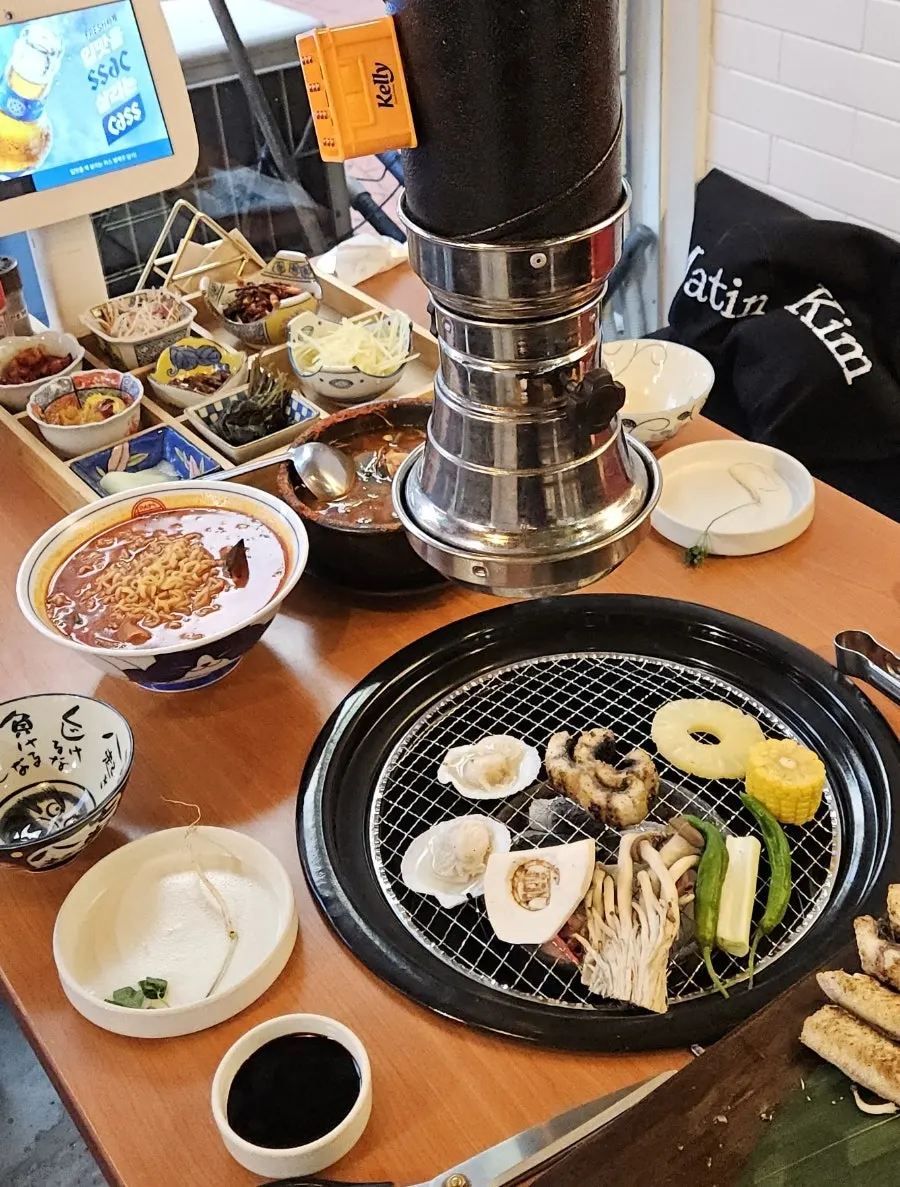 タレにつけて食べる厚みのあるうなぎ一切れ