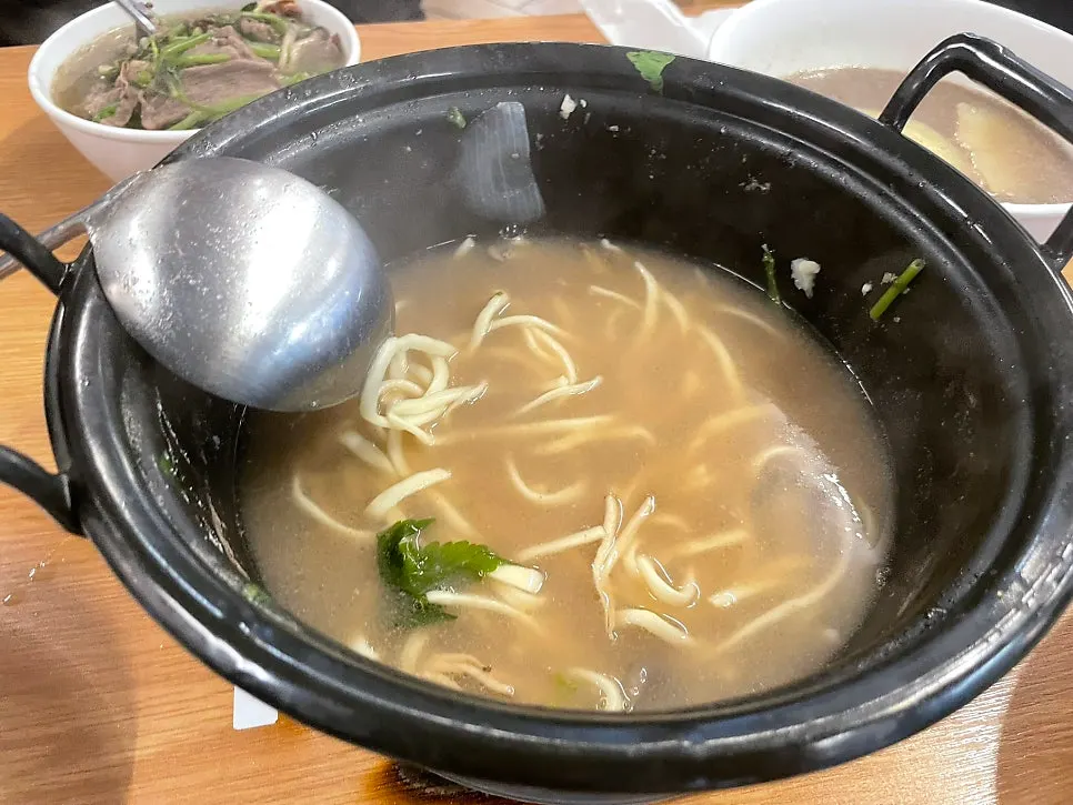 Shabu kalguksu simmering while being stirred