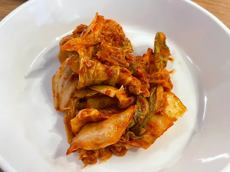A plate of kimchi close to fresh geotjeori