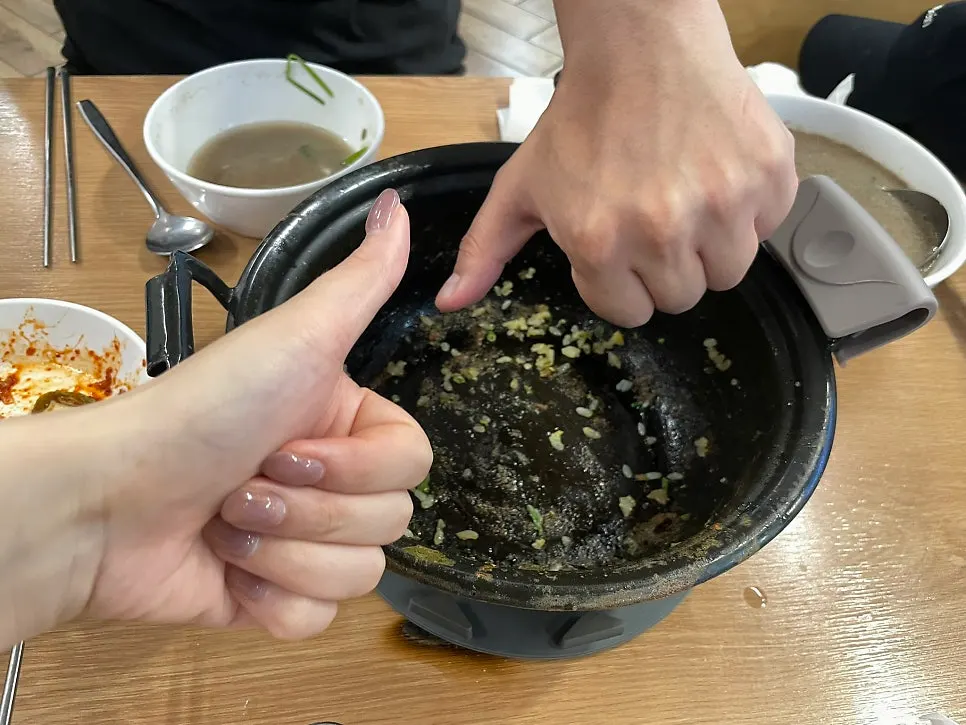 Table at Deungchon Shabu Kalguksu Sangam Branch cleaned completely
