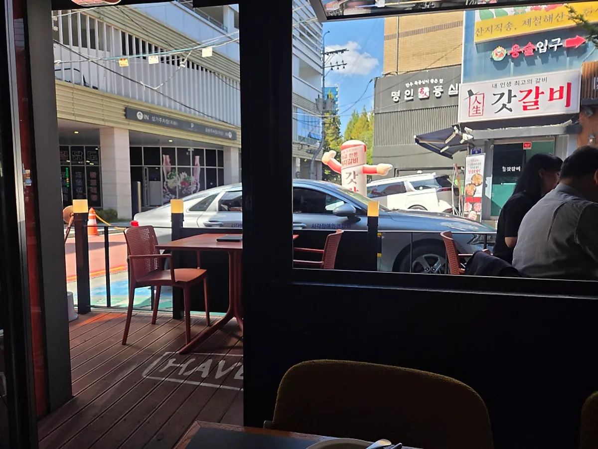 피제리아스너그 매장 내부와 테라스 좌석