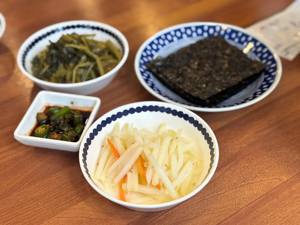 감자채볶음과 김치 기본 반찬
