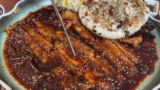 빨갛게 차려진 매운명태조림 기본맛