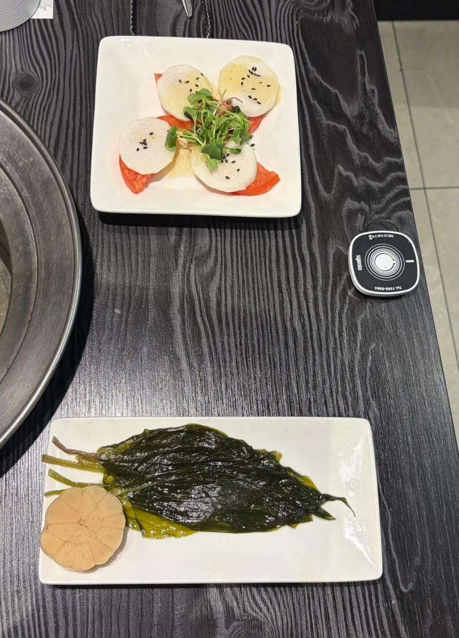 한우국밥 같은 진한 국물과 반찬