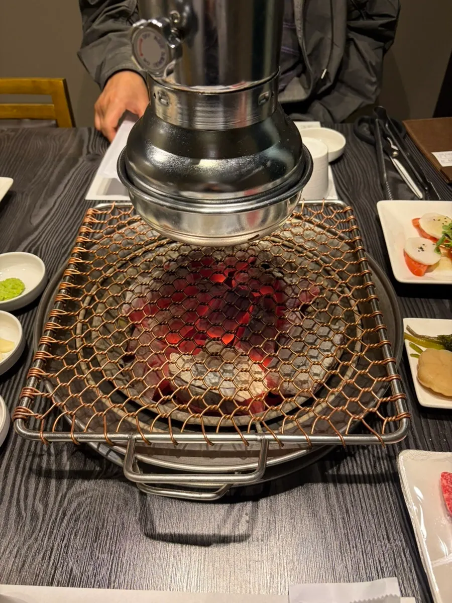 숯불에 올린 한우 살치살