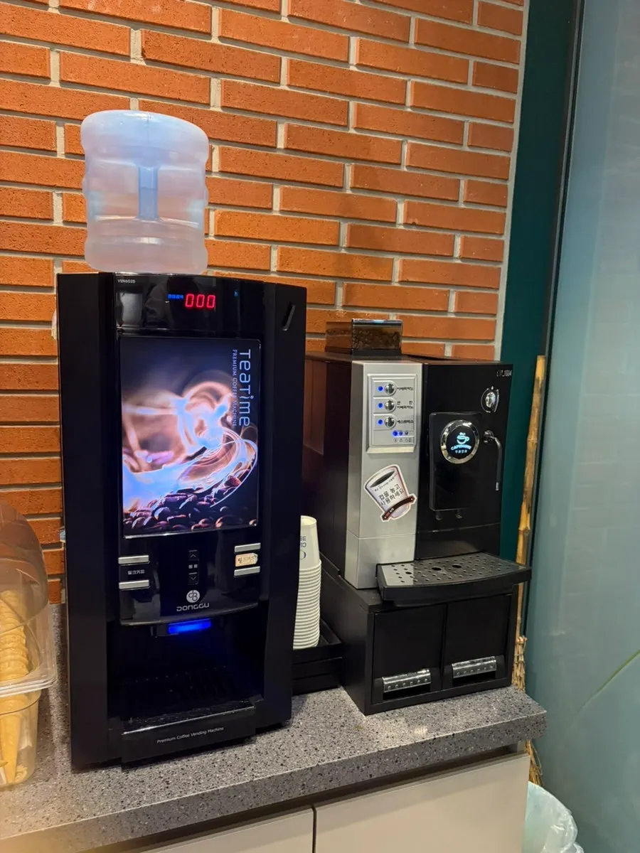 매장 출구 쪽 커피 머신