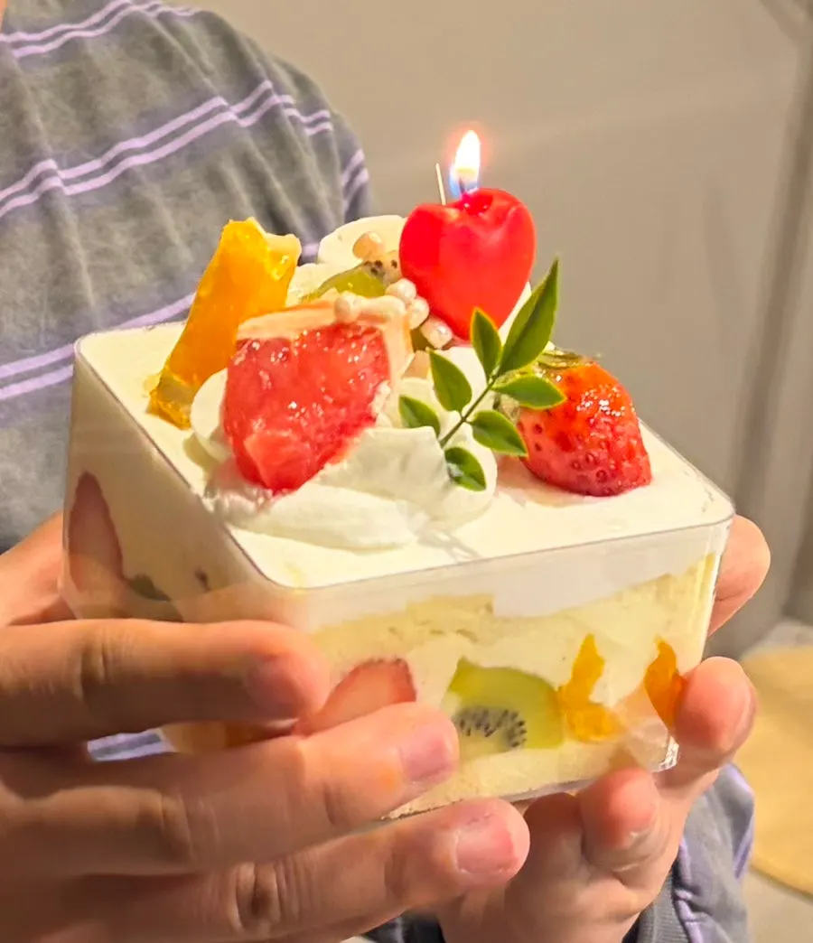 초를 켠 생일 케이크