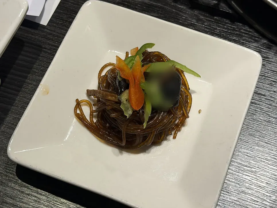 上膳に含まれるチャプチェの副菜