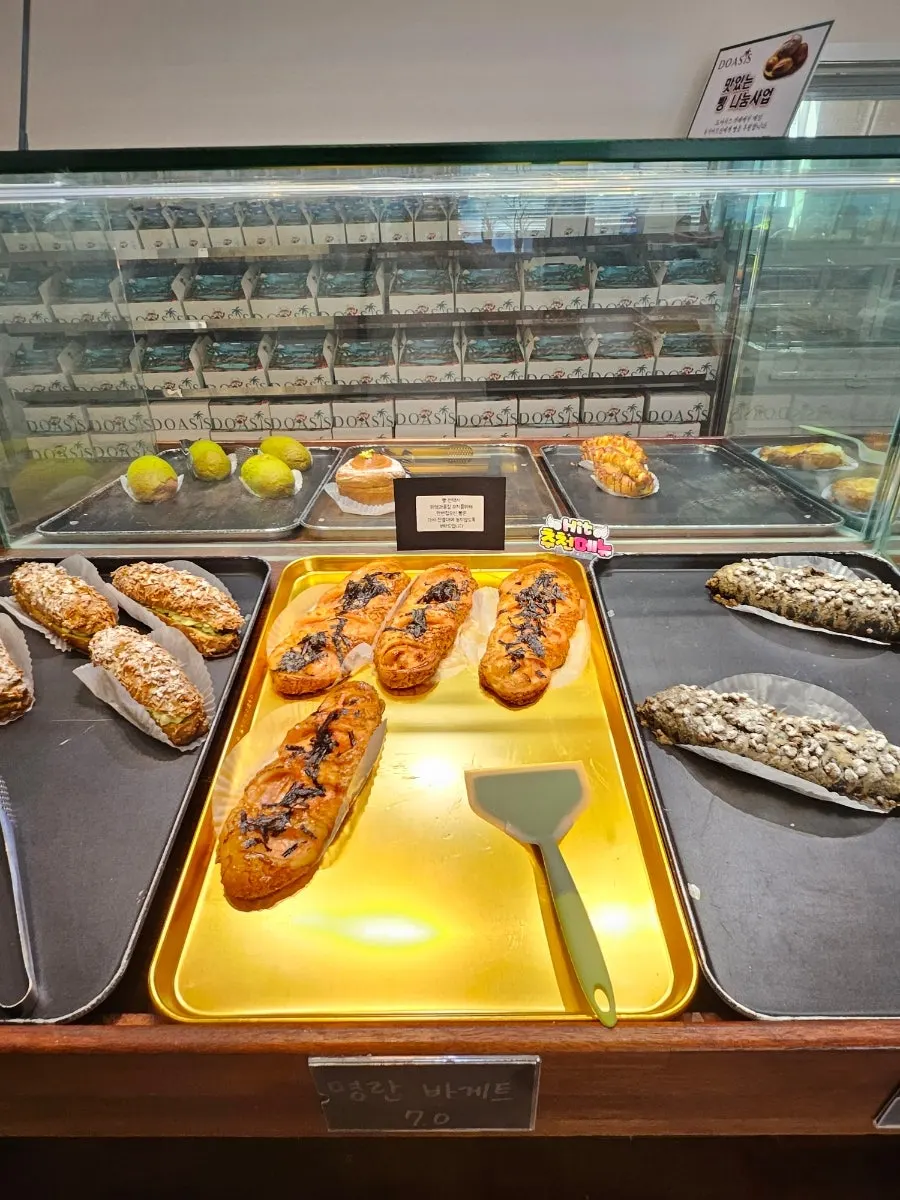 Dessert and brunch menu board at Doasis