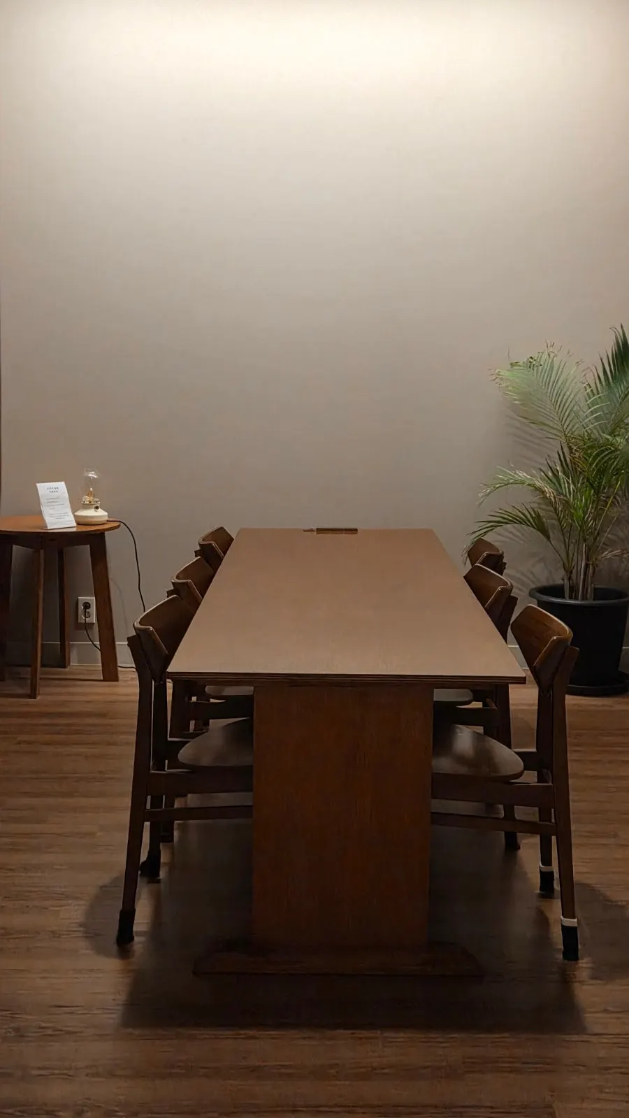 Entrance to the reservation-only meeting space Doban-ui Jeongwon