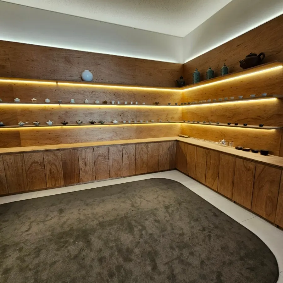 Tea set display space inside Dobana