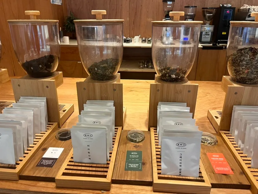 Tea leaf scent-testing corner