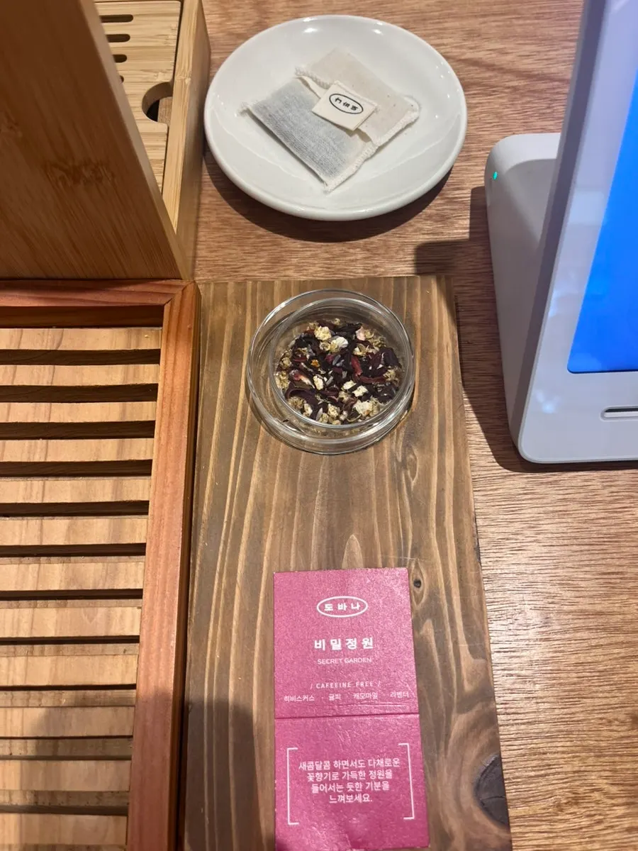 Display of leaf teas including Dawn Light Fragrance and Secret Garden