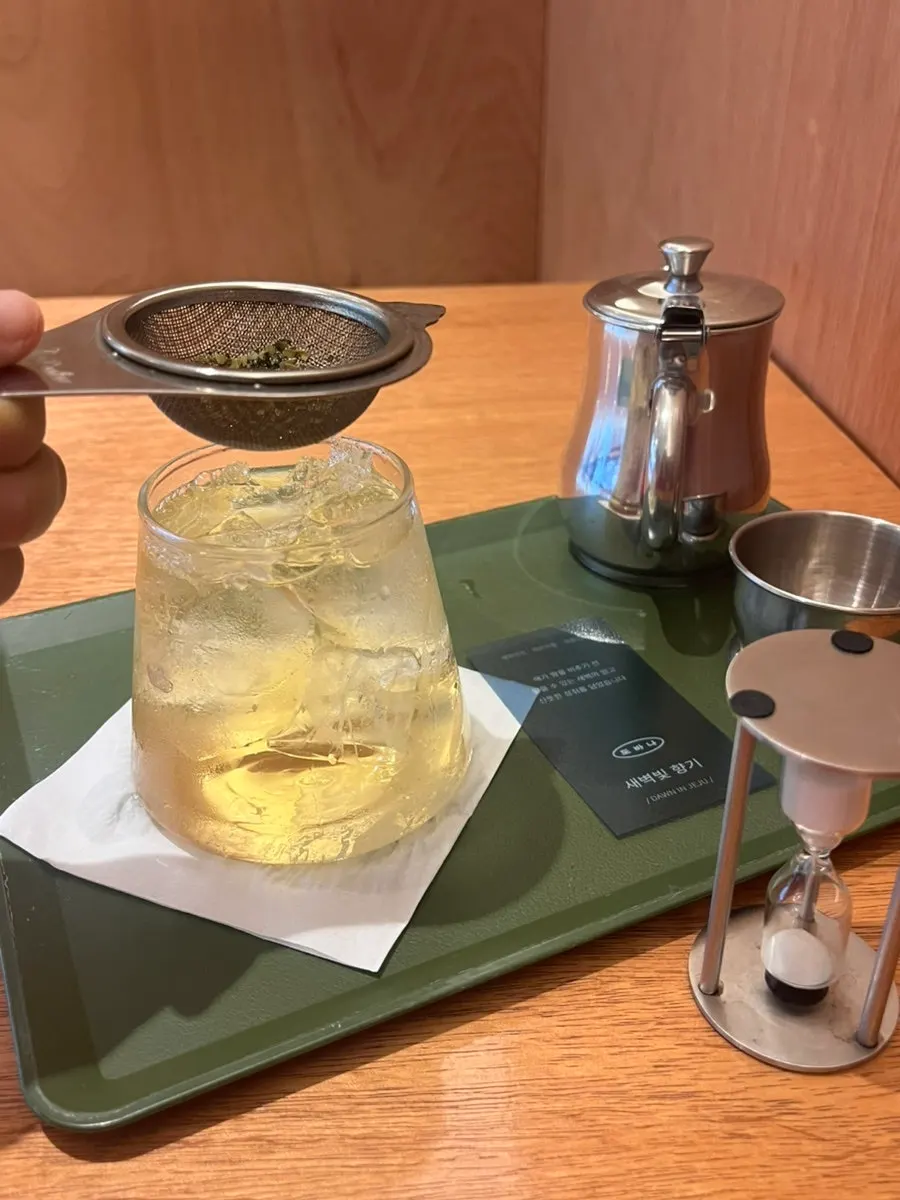 Iced leaf tea set served with an hourglass and strainer