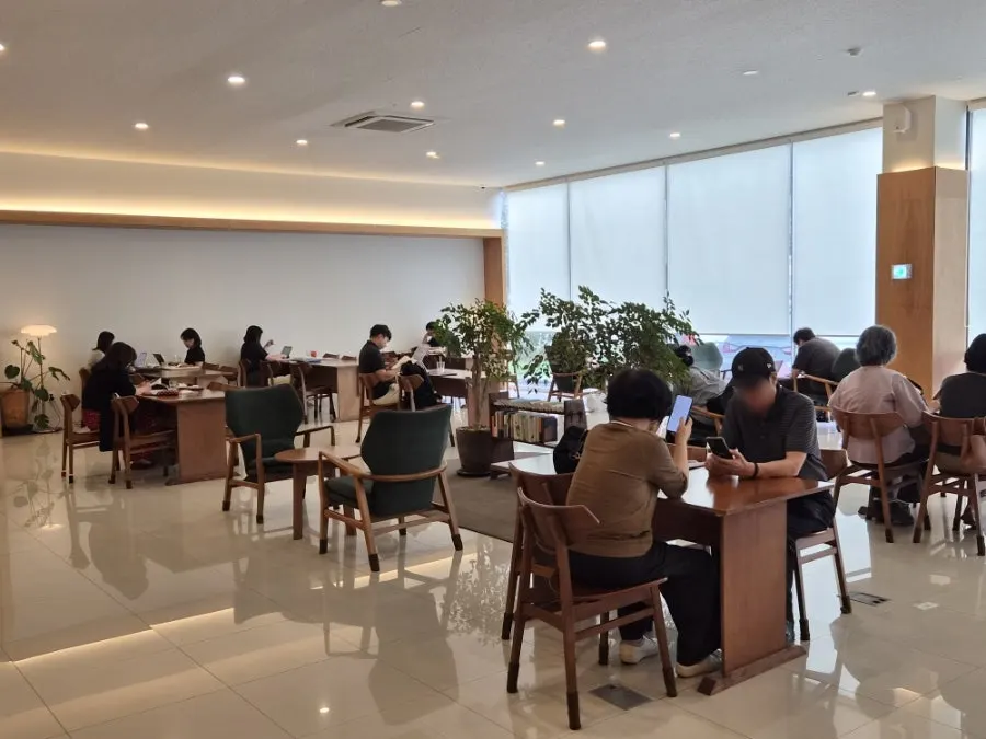 넓고 개방감 있는 도바나 내부 홀