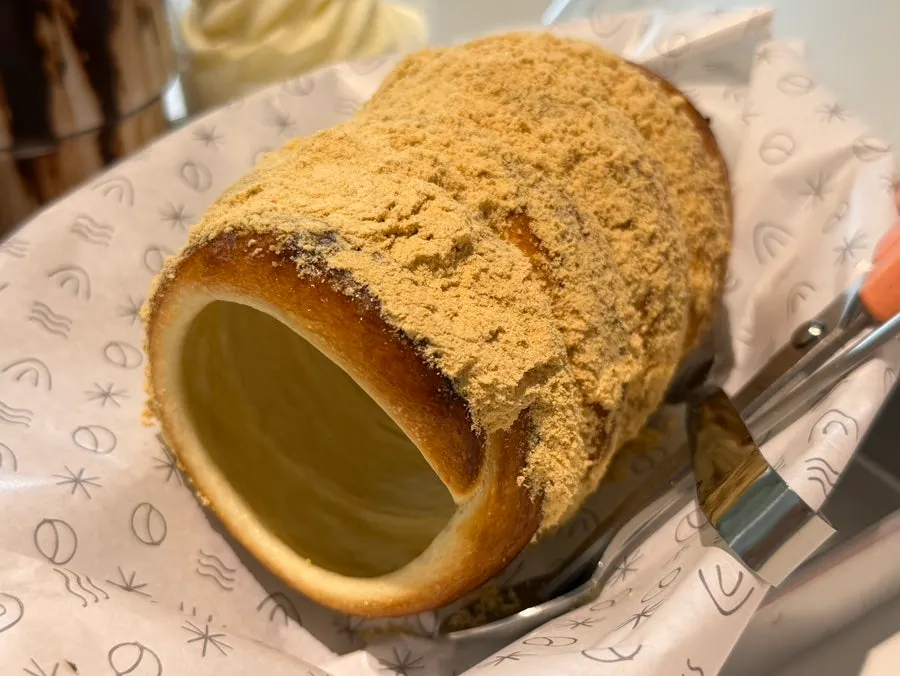 The combination of ice cream and chimney cake